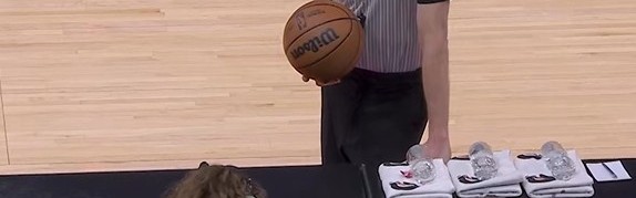 开云应用-决战到天亮？火狼第三节丰田中心计时器出问题 时间还剩99分钟！