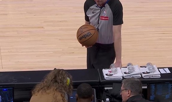 开云应用-决战到天亮？火狼第三节丰田中心计时器出问题 时间还剩99分钟！