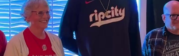 开云应用-融入球队文化！杨瀚森化身背景板 满脸微笑与球迷合影留念